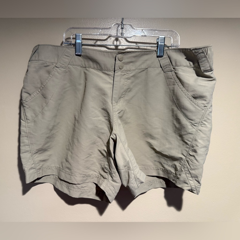 Columbia Omni-shade PFG khaki hiking shorts women’s large